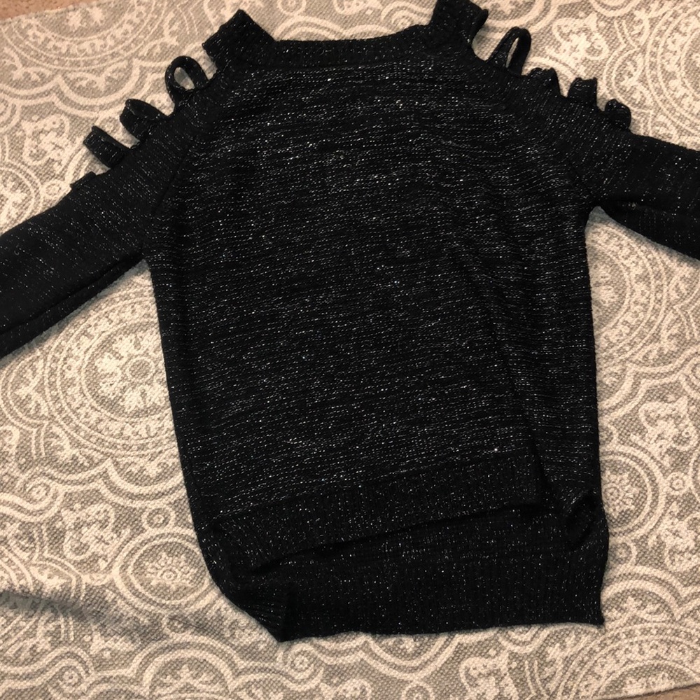 Cold shoulder detailed sweater